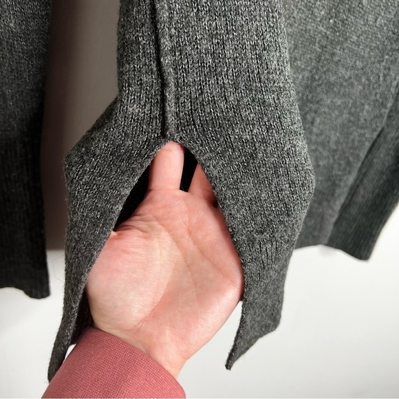 Abercrombie Womens Size XS Dark Grey Wool Blend V Neck Sweater Embroidered Logo - Picture 4 of 8